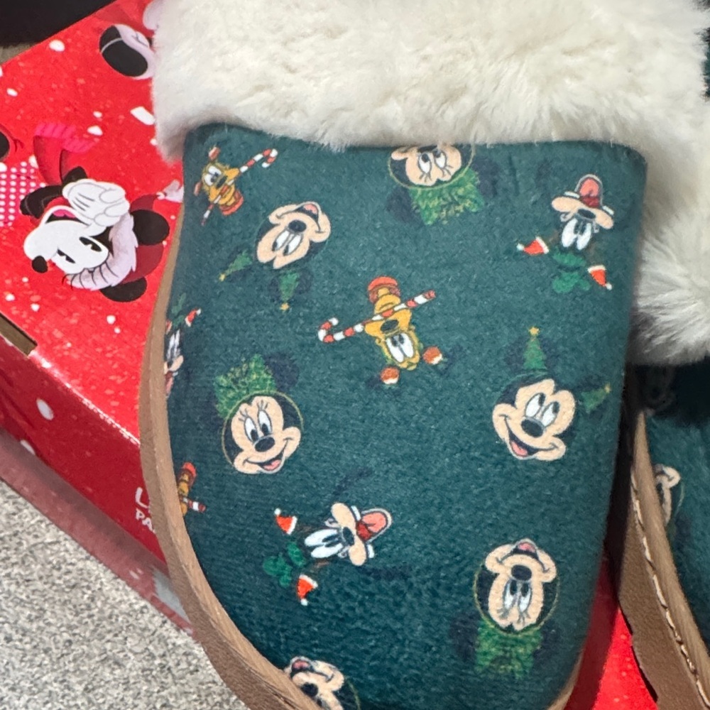 Disney Green and Cream Character Slippers size 7/8 - Picture 2 of 8